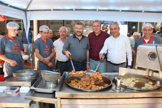 Başvekil Adnan Menderes Demokrasi Çınarı altında anıldı
