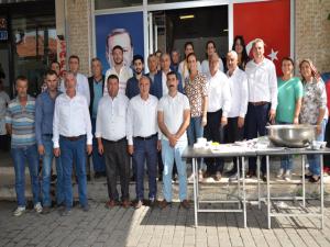 AK Parti İlçe Teşkilatı aşure dağıttı