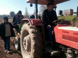 Başkan Patates Üreticiyle Patates Dikti