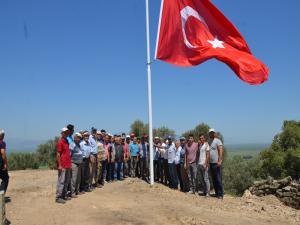 Türk bayrağını göndere çektiler