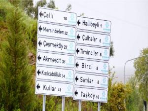 Çallı tabelası yerine takıldı