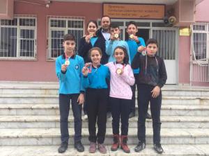 Cumhuriyet Ortaokulu madalyaları topladı