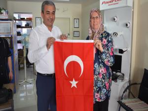 Koçarlı Belediyesi Türk bayrağı dağıttı