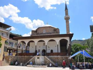 Koçarlıda sosyal mesafeli ilk cuma namazı kılındı