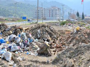 Koçarlının girişinden utandıran manzara