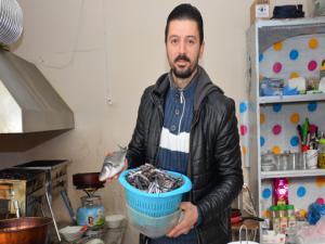 Koçarlılı balıkçı artan fiyatlara aldırmıyor