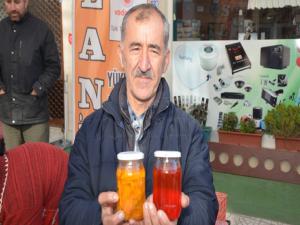 Pazarda şifa dağıtıyor