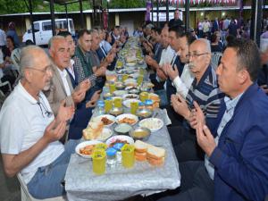 Protokol, esnaf ve halk iftarda buluştu