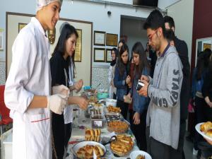 Sokak Hayvanları Yararına Kermes Düzenlediler 