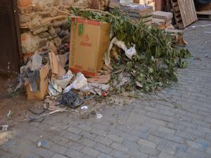 Sokakta bırakılan çöpler vatandaşı kızdırdı