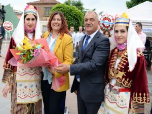 BAŞKAN ÇERÇİOĞLU SULTANHİSAR ÇİLEK FESTİVALİNE KATILDI 