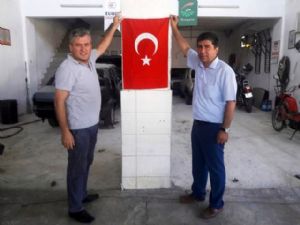 Koçarlı Belediyesi Türk Bayrağı dağıttı 