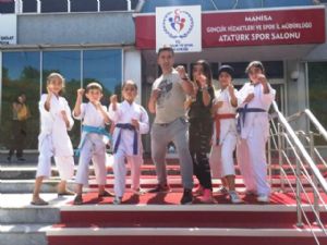 Karateciler Madalyaya Doymuyor