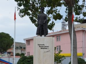 Milli Yas İlan edildi, Meydandaki Bayrak Yarıya İndirilmedi