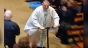 İrlanda'da bir rahip kiliseyi scooterıyla terk etti