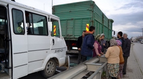 Balıkesir'de işçileri taşıyan minibüs kamyonla çarpıştı: 10 yaralı