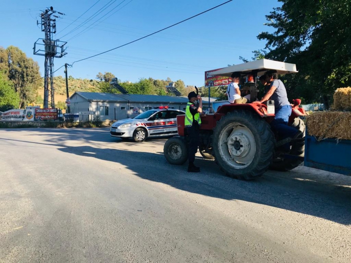 Jandarma Trafik Ekipleri Sürücülere Bu Defa Ceza Değil Şeker Verdi