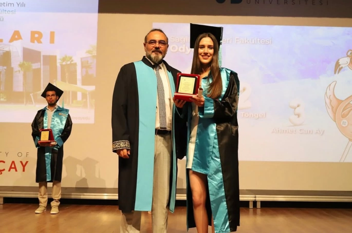 Koçarlı’nın Gururu: Aydan Tokgöz Üniversiteyi Bölüm Birincisi Bitirdi