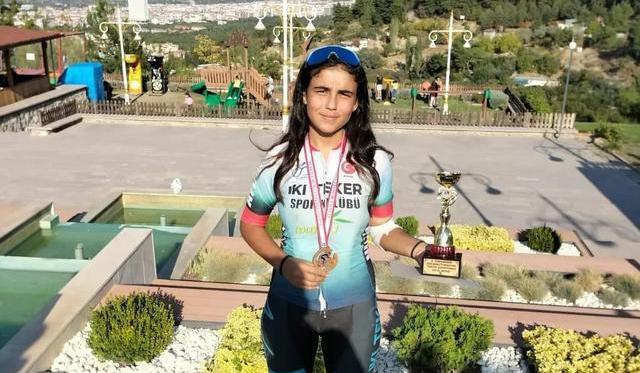 Ödünç bisikletle katıldı,Türkiye üçüncüsü oldu