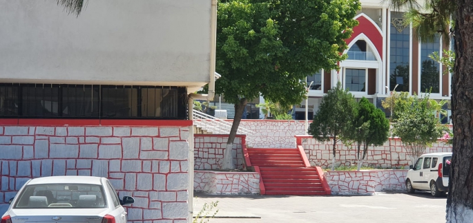 Şaka değil gerçek, Kaymakamlık binasını pembeye boyadılar.