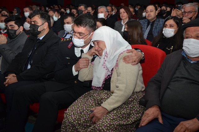 Şehit Annesi Gözyaşlarını Tutamadı