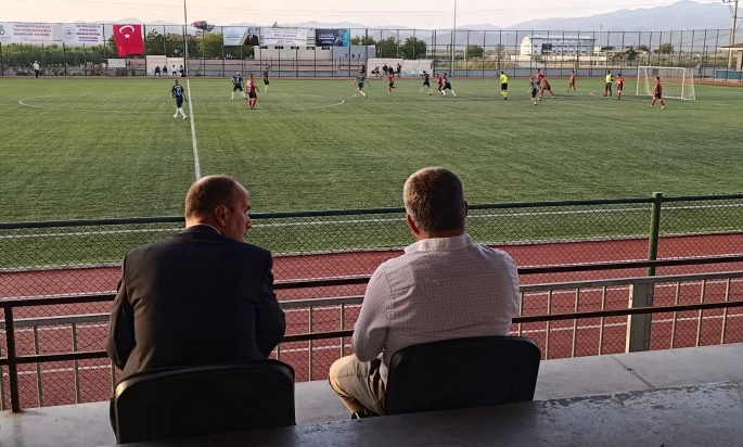 STK Başkanlarına protokolde yer vermeyenler, İlçe Başkanına özel koltuk getirdi