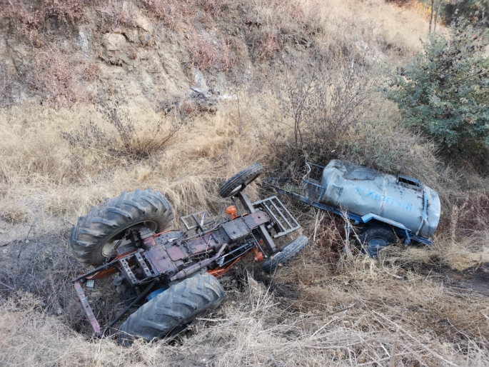 Traktör uçurumdan yuvarlandı, sürücü son anda kurtuldu