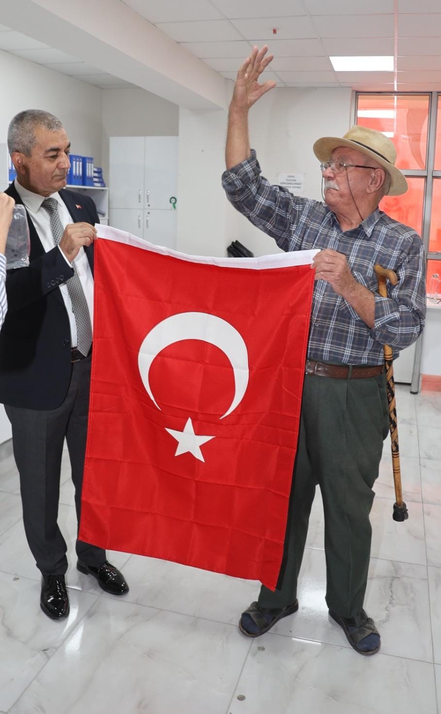 80’lik Hasan Dede, Bayrak  Şiiri ile Başkan Kaplan’ı duygulandırdı