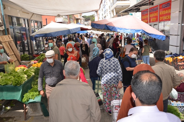 Pazarlarda yoğunluk; sosyal mesafe yine hiçe sayıldı